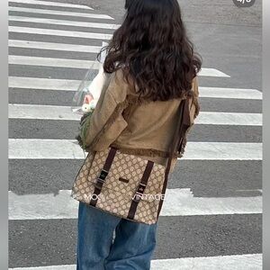 Gucci Supreme Messenger Crossbody Bag Beige Brown Vintage Preppy Style Laptop